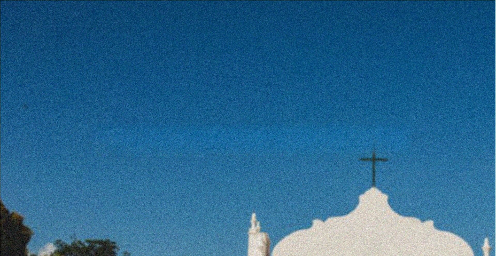 Igreja branca do Quadrado de Trancoso contra o céu azul